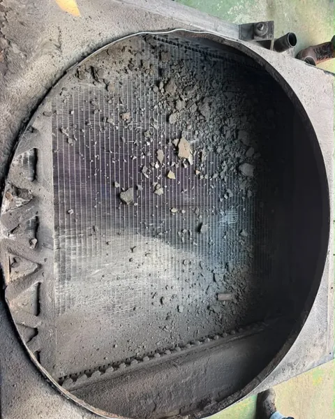 Panel de radiador de equipo DMC tapado con barro y piedras