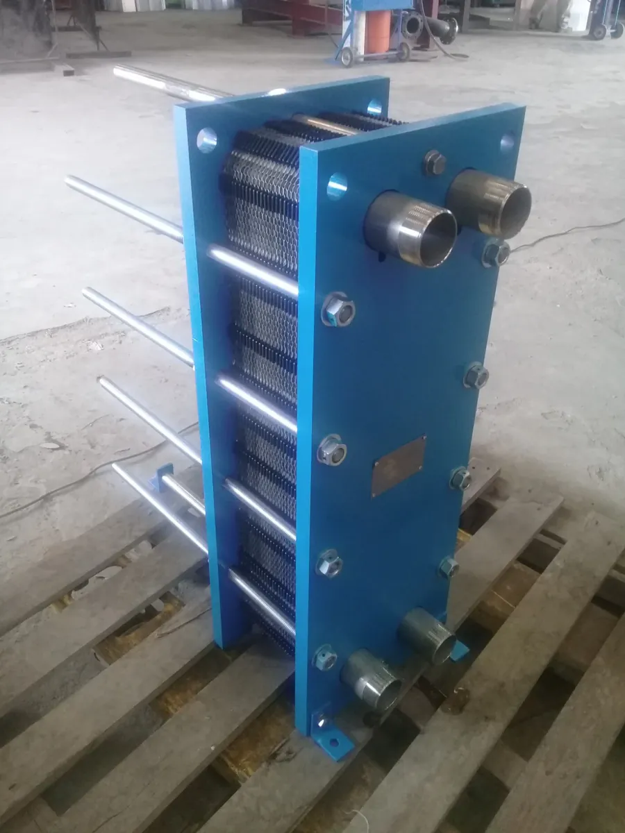 Intercambiador de placas con marco azul y paquete de placas, armado en taller American Chilean Radiators