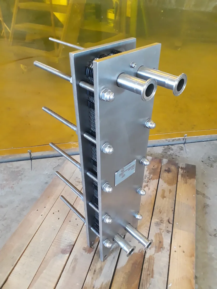 Intercambiador de placas de acero inoxidable con conexiones sanitarias